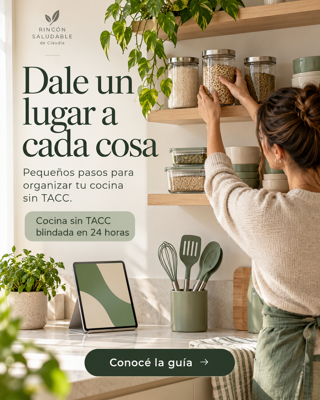 Mujer ordenando frascos de alimentos en estantes de una cocina
