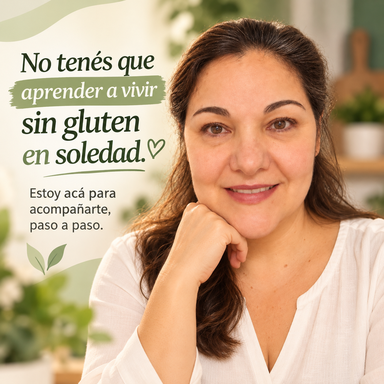Claudia Vizcay, farmacéutica, sonriendo en su cocina